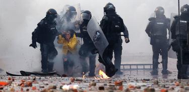 Policías arrestan a una manifestante durante unos disturbios de este jueves 28 de abril de 2022 en Bogotá, Colombia.