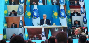 El presidente de Kazajistán, Kasim-Yormat Tokáyev (en la pantalla central), durante una videoconferencia, este viernes 29 de abril de 2022 en Nursultán.