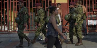Militares ecuatorianos realizan operativos en Guayaquil, durante el primer día de estado de excepción en parte de Ecuador, este viernes 30 de abril de 2022.