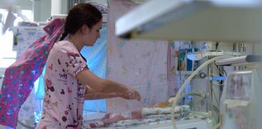 Una enfermera atiende a un bebé en un hospital