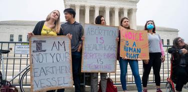 Manifestantes a favor del derecho al aborto, este martes 3 de mayo de 2022 frente al edificio de la Corte Suprema de EU, en Washington DC.