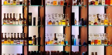 Queremos compartir algunos de los perfumes más icónicos de ambas compañías, con sus características y particularidades