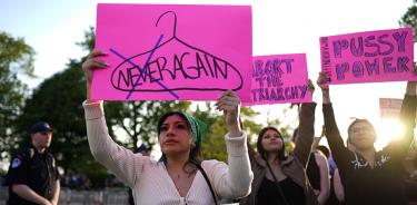 Mujeres protestan este martes 3 de mayo en Washington D.C. en favor del derecho al aborto. La pancarta en primer plano hace referencia al viejo uso de perchas para practicarse abortos clandestinos: “Otra vez”