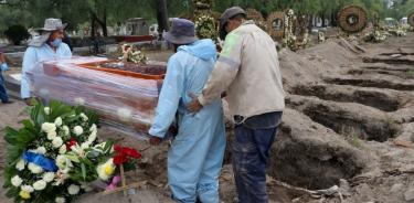 Entierro de una víctima de COVID en México