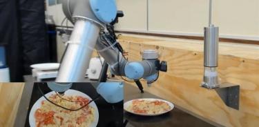 Robot chef probando comida.