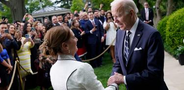 Biden saluda a Beatriz Gutiérrez, esposa de Andrés Manuel López Obrador, este jueves 5 de mayo de 2022 en los jardines de la Casa Blanca.