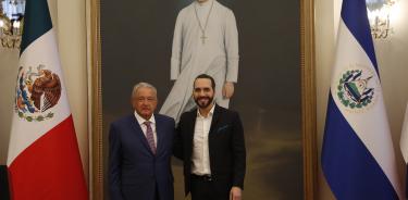 El presidente Andrés Manel López Obrador fue recibido en en El Salvador por su anfitrión Nayib Bukele./