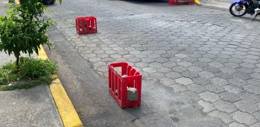 Calles obstruidas por botes de refresco.