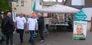 Voluntarios del Sinn Féin en un ‘stand’ del partido en Belfast, el jueves 5 de mayo de 2022.