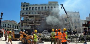 Cuerpos de emergencia trabajan en la zona tras una explosión en Hotel Saratoga, en la capital cubana