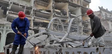 Trabajadores levantan escombros del destruido hotel Saratoga, en La Habana Vieja