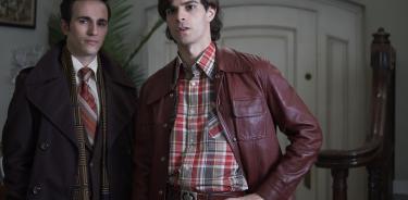 El actor José Pastor (d) interpreta al artista español Miguel Bosé (entre los 18 a los 35 años, aproximadamente) durante el rodaje de la serie 