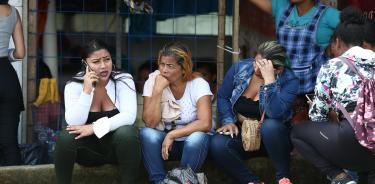 Familiares esperan noticias en el exterior del penal de Santo Domingo de los Tsáchilas