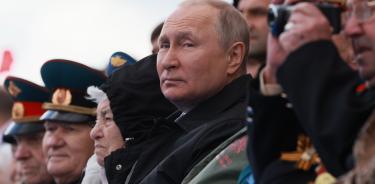 El presidente ruso, Vladimir Putin, observa a la cámara durante el desfile militar en la plaza Roja de Moscú