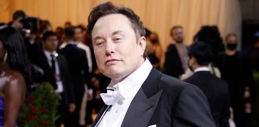 Elon Musk posa durante la Met Gala en Nueva York, el 2 de mayo de 2022.