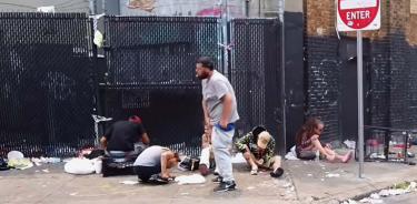 Captura de imagen de personas bajo los efectos del fentanilo en una calle de Filadelfia