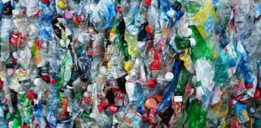 En el mundo se producen 460 millones de toneladas de plásticos y se vierten ocho toneladas al mar por año, esto equivale al contenido de un camión de basura cargado de plástico cada minuto.