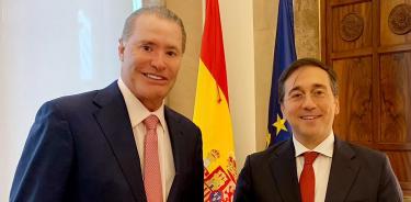 El embajador mexicano en España, Quirino Ordaz, junto al canciller español, José Manuel Albares, en una reunión este jueves 12 de mayo de 2022 en Madrid.