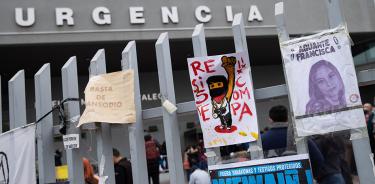 Carteles en apoyo a la periodista Francisca Sandoval afuera del Hospital de Urgencia Asistencia Pública, este jueves 12 de mayo de 2022 en Santiago.
