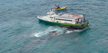 Un barco de la Guardia Costera de EU trabaja cerca de las costas de la isla de Culebra, Puerto Rico, el 8 de julio de 2021.