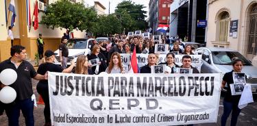 Cientos de personas marchan para pedir justicia por el asesinato del fiscal antimafia Marcelo Pecci, este viernes 13 de mayo en Asunción, Paraguay.