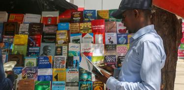 Un hombre revisa un libro en un puesto ambulante en Mogadiscio, Somalia, este jueves 12 de mayo de 2022.