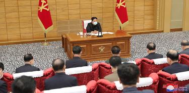 Kim Jong-un (con cubrebocas), preside una conferencia del Politburó de Pionyang, este sábado 14 de mayo de 2022.