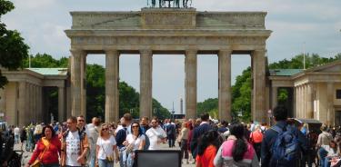Espacios públicos de gran concurrencia, como la Puerta de Brandemburgo, ilustran el fin del uso de cubrebocas en Europa.