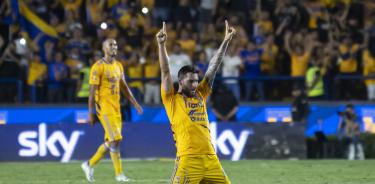 Andre Gignac de Tigres celebra tras vencer a Cruz Azul