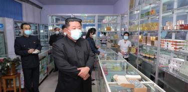 Kim Jong-un visita una farmacia en Pyongyang