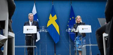 El presidente finlandés, Sauli Niinistö, y la primera ministra sueca, Magdalena Andersson, en una rueda de prensa, este martes 17 de mayo de 2022 en Estocolmo, Suecia.