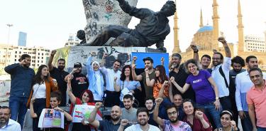 El diputado electo Ibrahim Mneimneh (6º por la izquierda; 2a fila) celebra junto a seguidores el resultado en las legislativas, este martes 17 de mayo de 2022 en Beirut.