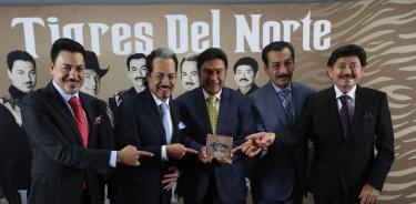 Luis Hernández, Hernán Hernández, Jorge Hernández, Eduardo Hernández y Óscar Lara, integrantes de los Tigres del Norte, posan durante una conferencia de prensa para presentar su nuevo disco 