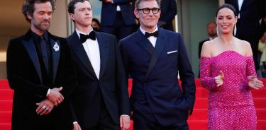 Michel Hazanavicius y su elenco principal en la alfombra roja de Cannes.
