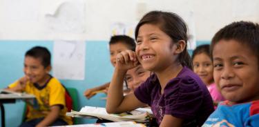En estos contextos educativos, los niños indígenas que no dominan el español inician un proceso complejo de aprendizaje.