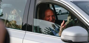 El rey emérito español, Juan Carlos de Borbón, saluda al llegar en Sanxenxo, Galicia, este jueves 19 de mayo de 2022.