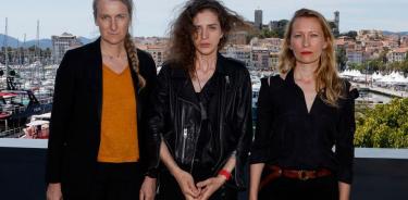 La productora Nadia Turincev, la directora Hanna Bilobrova y la montadora Dounia Sichov, en Cannes.