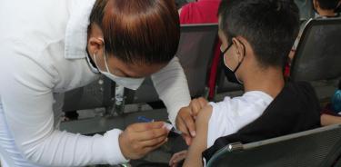 Arranca IMSS vacunación en adolescentes de 12 a 14 años contra la COVID-19 en la ciudad de México. Los menores no derechohabientes podrán acudir a recibir su primer dosis
