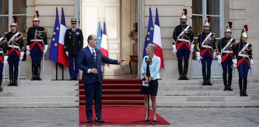El exprimer ministro galo Jean Castex presenta a la nueva primera ministra francesa, Elisabeth Borne, en un acto el lunes 16 de mayo de 2022 en París.