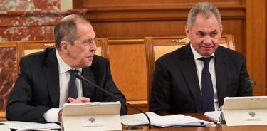 Imagen de archivo de los secretarios rusos de Exteriores, Sergei Lavrov (i) y de Defensa, Sergei Shoigu (d) en una reunión en Moscú.