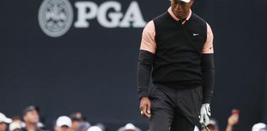 Tiger Woods no sólo enfrentó los dolores de su pierna, sino también un clima lluvioso