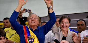 Rodolfo Hernández (i.), este viernes 20 de mayo, en un acto en Barranquilla para celebrar el apoyo de íngrid Betancourt (d.), a su campaña populista.
