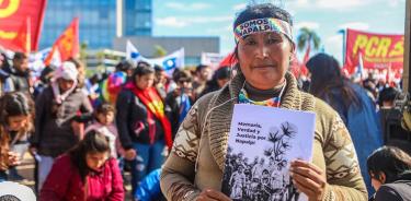 Indígenas y activistas en general festejan el fallo que concluyó que la masacre de Napalpí fue un “genocidio”, este jueves 19 de mayo en Argentina.
