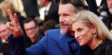 Ethan Hawke y su esposa Ryan Hawke desfilan por la alfombra roja de Cannes.