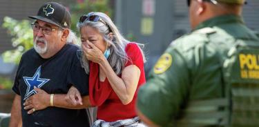 Una mujer llora en la escena del tiroteo que acabó con la vida de 14 estudiantes y 1 maestra en la escuela primaria de Uvalde, cerca de San Antonio, Texas, este martes 24 de mayo de 2022.