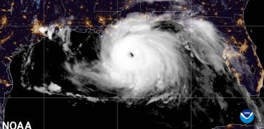 Fotografía satelital donde se aprecia una imagen del huracán Ida acercándose a tierra en el Golfo de México del 29 de agosto de 2021.