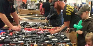Estadounidense acude con sus hijos a comprar un arma
