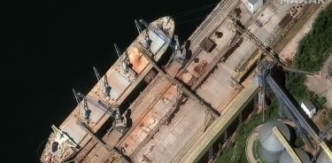 Imagen satelital de buque con bandera rusa cargado en un silo de granos en el puerto de Sebastopol, en la anexionada Ucrania (Maxar)