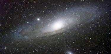 La galaxia de Andrómeda, el vecino más cercano de nuestra Vía Láctea, es el objeto más distante en el cielo que puedes ver a simple vista.