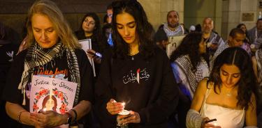 Personas atienden una vigilia por la periodista asesinada Shireen Abu Akleh, el 17 de mayo de 2022 en Washington, Estados Unidos.